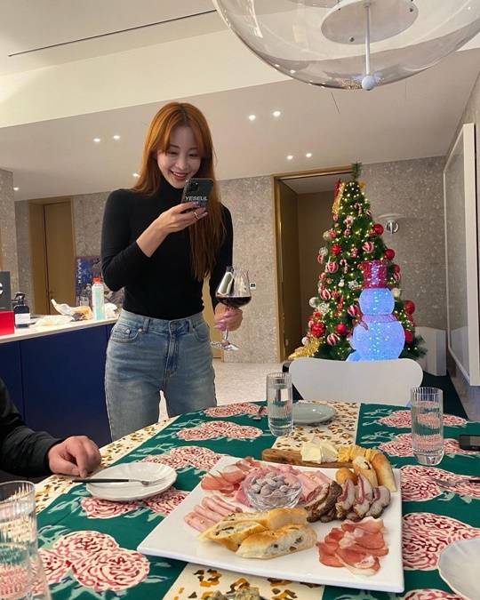 Han Ye-seul shared her daily life with her boyfriend through Lup Stargram.Han Ye-seul said on his instagram on the 3rd, Did everyone have a good New Year holidays? Nothing is as happy as spending time with loved ones. Its not Christmas.When I put that away, happy lunar new year 2022 and posted a picture.The photo shows Han Ye-seul enjoying a party with a glass of wine in his hand, and a Christmas tree and a snowman are in the shape of a snowman as if they have not yet been cleaned up.Especially, Han Ye Sul, who is making a happy smile, catches his eye.On the other hand, Han Ye Sul is in public devotion with his boyfriend, who is 10 years younger.