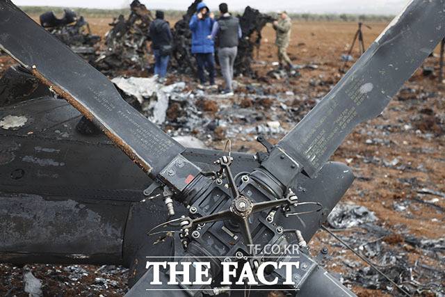 미군 관계자는 ISIS 공습 작전에 투입된 헬기 중 1대가 기계적인 문제로 인근 지역에 비상착륙했고 회수가 어려워 폭파했다고 밝혔다. 사진은 시리아 아프린 지역에서 발견된 미군 헬기의 잔해. /시리아=AP.뉴시스