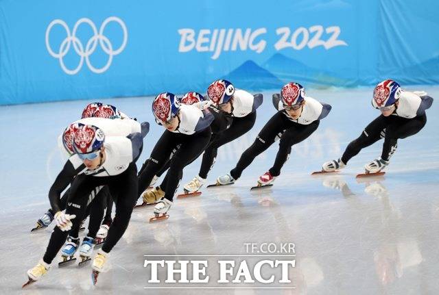 한국의 금메달 획득 기대를 받고 있는 쇼트트랙 선수들이 베이징 경기 현장에서 훈련하고 있다./베이징=뉴시스