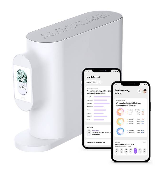 개인맞춤형 영양관리 IoT 솔루션 기기와 건강관리 모니터링 화면. /알고케어