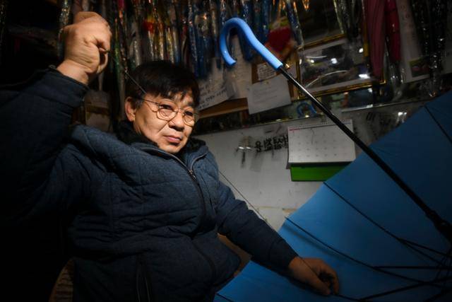지난달 25일 서울 종로구 우산 판매·수리점 '연흥사' 사장 김석환씨가 우산 고치는 방법을 시연하고 있다. 그는 우산을 오래 쓰는 방법으로 "우산 살이 서로 엉키지 않도록 흔들거나 털어준 뒤 펼쳐야 한다"며 "쓰고 나서는 잘 말린 뒤 보관해야 살이 부식되는 것을 막는다"고 조언했다. 우산을 고치러 온 손님들에게도 늘 전하는 당부다. 한지은 인턴기자