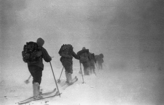 구소련 우랄종합기술연구소 학생 등 9명의 디아틀로프 스키 원정대가 1959년 2월 1일 눈보라를 뚫고 등반을 하고 있다. 위키미디어 공용