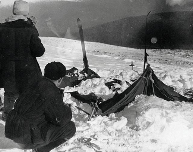 1959년 러시아 수사당국이 우랄산맥 콜라트 사클산에서 발견한 '디아틀로프 스키 원정대'의 임시 캠프. 텐트가 눈 속에 파묻혀 있고, 지지대는 서 있다. 위키미디어 공용