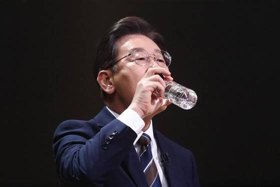 더불어민주당 이재명 대선 후보가 3일 오후 서울 여의도 KBS 공개홀에서 열린 〈방송 3사 합동 초청〉 2022 대선후보 토론에 앞서 리허설 준비를 하며 물을 마시고 있다. [국회사진기자단]