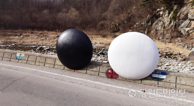 ▲ 철원군 근남면 육단천 옆 매월당 아트길에 설치된 대형 바둑돌.