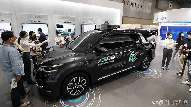 6일 경기 고양시 킨텍스에서 열린 '2021 그린뉴딜 엑스포'를 찾은 관람객들이 LG부스를 둘러보고 있다.  올해 3회째를 맞는 국회 수소경제포럼 주최 머니투데이 주관 '2021 그린뉴딜 엑스포'는 6~8일까지 고양 킨텍스에서 진행되며 수소산업과 전기차산업, 신재생에너지, 저탄소 친환경 등 그린뉴딜을 망라하는 대표 기업들이 대거 참가한다. /사진=김휘선 기자 hwijpg@