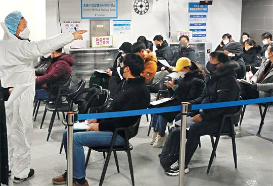 동네병원서 신속항원검사 : 코로나19 동네 병·의원 중심 진료체계 전환 이틀째를 맞은 4일 오전 서울 강남구 역삼동 하나이비인후과 호흡기전담클리닉을 찾은 시민들이 방역복을 착용한 간호사의 안내를 받으면서 신속항원검사를 받기 위해 문진표를 작성하고 있다.  곽성호 기자