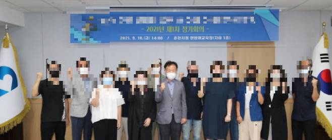 지난 2021년 9월 춘천시 대회의실에서 진행된 행사에서도 국기법상 왼쪽에 위치해 있어야 될 태극기가 오른쪽에 놓여 있다. 독자제공