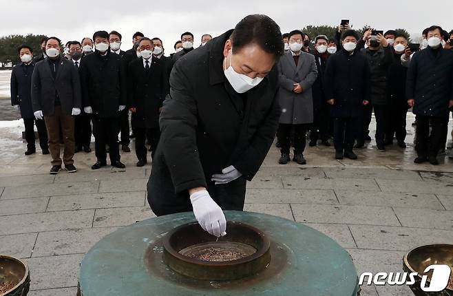 윤석열 국민의힘 대선 후보가 5일 오후 제주4·3평화공원을 찾아 참배하고 있다. 윤 후보는 이날부터 1박2일 일정으로 제주와 광주를 방문하며 표심 훑기에 나선다. 2022.2.5/뉴스1 © News1 구윤성 기자
