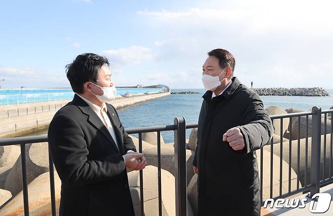 윤석열 국민의힘 대선 후보가 5일 오후 제주 서귀포시 강정마을 해오름노을길에서 제주지사를 지냈던 원희룡 정책본부장과 대화하고 있다. 2022.2.5/뉴스1 © News1 구윤성 기자