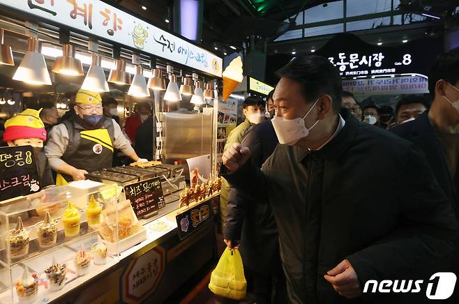 윤석열 국민의힘 대선 후보가 5일 오후 제주 동문시장을 방문해 상인들과 인사 나누고 있다. 2022.2.5/뉴스1 © News1 구윤성 기자