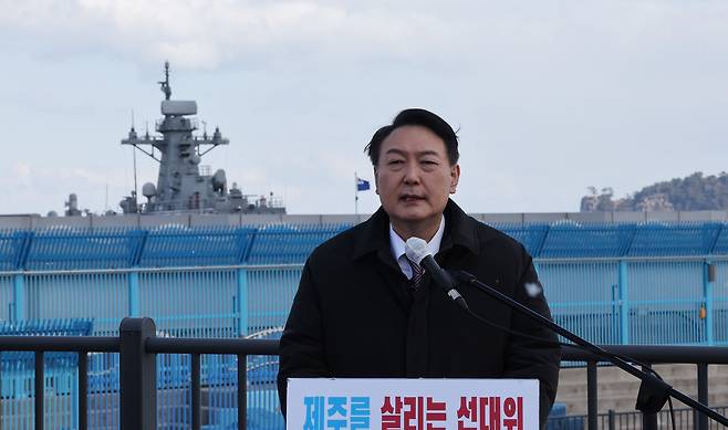 국민의힘 윤석열 대선 후보가 5일 제주 해군기지가 있는 제주 서귀포시 강정마을을 방문해 고 노무현 전 대통령을 기리고 국민 통합을 강조하는 입장문을 발표하고 있다. /연합뉴스