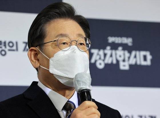 이재명 더불어민주당 대선후보가 3일 오후 서울 여의도 KBS 공개홀에서 열린 방송 3사 합동 초청 ‘2022 대선후보 토론’에 참석해 방송에 앞서 인터뷰를 하고 있다.