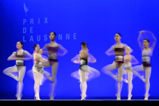 연습 과정까지도 로잔에선 중요합니다. 지도자가 그때그때 내주는 순서를 정확히, 열심히 소화해내는 것도 중요한 능력입니다. 턴을 워낙 빨리 돌고 있어서 이렇게 찍혔네요. EPA=연합뉴스