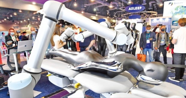 5일(현지시간) CES 2022에서 미국 마사지로보틱스가 출품한 마사지 로봇이 시연을 하고 있다. 인공지능(AI)이 마사지 패턴을 수집하고, 사용자는 음성으로 로봇과 대화할 수 있다.  /라스베이거스=김병언  기자