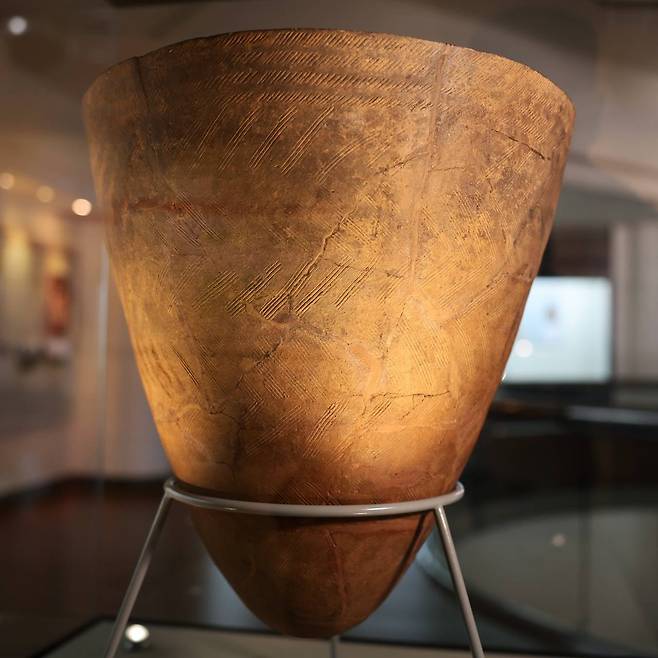 The comb-patterned pottery discovered in Amsa-dong in Seoul is on display at the Korean Christian Museum at Soongsil University in Seoul, Korea. The Neolithic Age in Korean history and civilization refers to the period from about 8,000-1,500 BC, when the ancient Koreans used comb-patterned pottery. Photo © Hyungwon Kang
