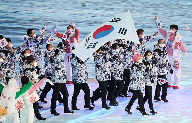 4일 중국 베이징 국립경기장에서 열린 2022 베이징 동계올림픽 개회식에서 73번째로 대한민국 선수단이 입장하고 있다. 한국 기수는 쇼트트랙 대표팀 곽윤기와 김아랑이 맡았다. 연합뉴스