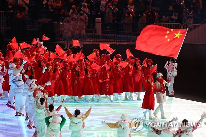 [올림픽] 입장하는 중국 선수단 (베이징=연합뉴스) 김도훈 기자 = 4일 오후 중국 베이징 국립경기장에서 열린 2022 베이징 동계올림픽 개회식에서 중국 선수단이 입장하고 있다.