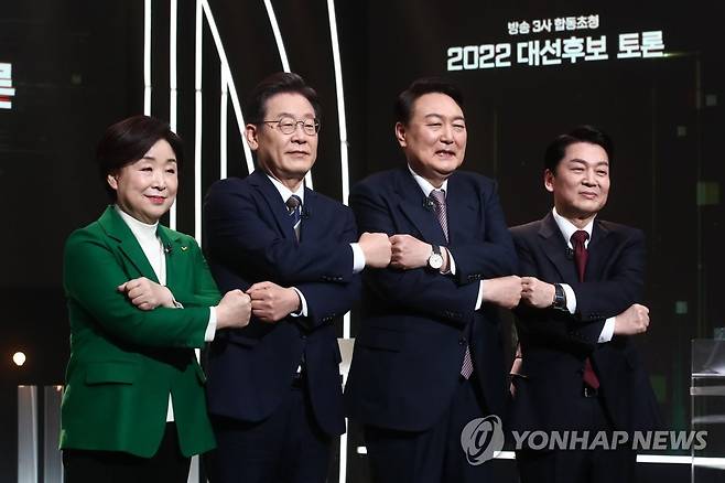 첫 ′4자 TV토론′…한자리에 모인 여야 대선 후보들