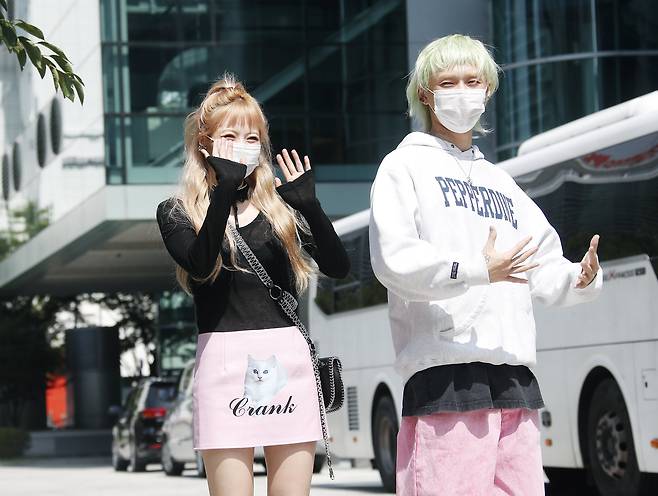 가수 현아, 던 커플이 지난해 9월 13일 서울 목동 SBS에서 진행되는 SBS라디오 파워FM '최화정의 파워타임'을 위해 방송국으로 들어서기 전 추석인사를 하고 있는 모습. 뉴스1