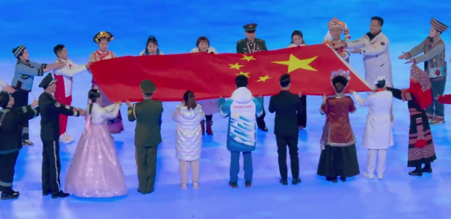 왼쪽에서 세 번째 여성은 조선족을 대표해 중국 오성홍기 게양식에 참여했다. (출처: 중국중앙(CC)TV)