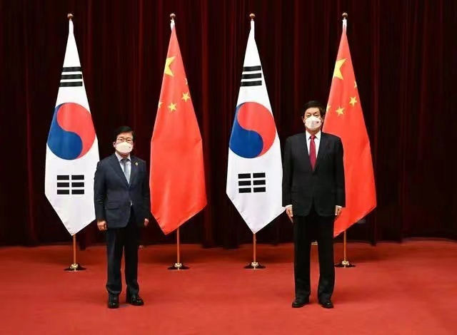 박병석 국회의장(왼쪽), 리잔수 中 전인대 상무위원장. 신화연합뉴스
