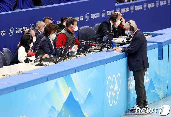 5일 오후 중국 베이징 캐피털실내경기장에서 열린 2022 베이징동계올림픽 쇼트트랙 혼성 계주 준결승에서 관계자들이 비디오판독을 하고 있다. 2022.2.5/뉴스1 © News1 박지혜 기자