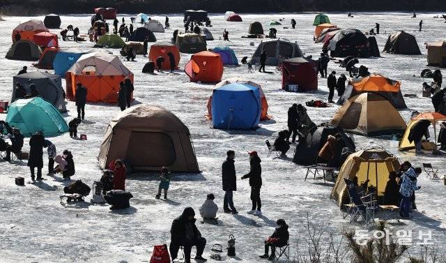 강추위가 계속되고 있는 가운데 6일 강원 춘천시 의암호를 찾은 시민들이 얼음 위에서 빙어 낚시를 하고 있다. 빙어 낚시터로 잘 알려진 이곳에는 아이스텐트를 설치한 뒤 바닥에 구멍을 뚫고 이른바 ‘텐트빙어낚시’를 하는 사람들이 매년 겨울 몰려든다. 춘천=양회성 기자 yohan@donga.com