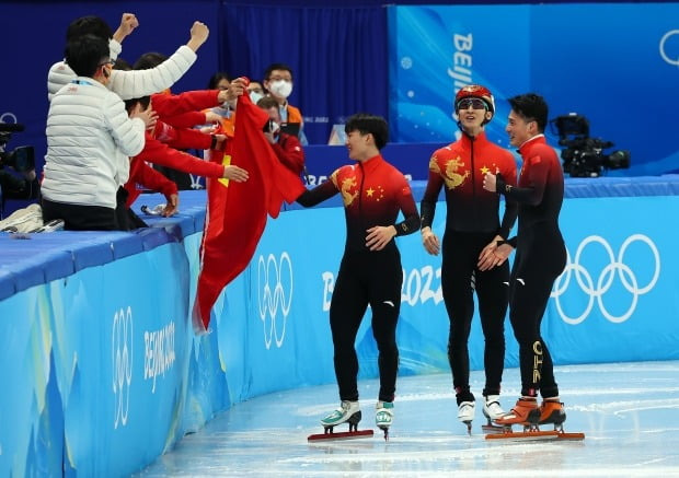 7일 오후 중국 베이징 캐피탈 실내 경기장에서 열린 2022 베이징 동계올림픽 쇼트트랙 남자 1000m 결승전에서 비디오 판독 결과 금메달을 획득한 중국의 런쯔웨이와 선수들이 환호하고 있다. /사진=연합뉴스