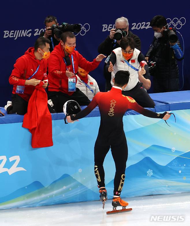 [베이징(중국)=뉴시스] 김병문 기자 = 7일 오후 중국 베이징 캐피털 실내경기장에서 열린 2022 베이징동계올림픽 쇼트트랙 남자 1000m 결승 경기, 심판의 리우 샤오린 산도르 실격 판정으로 금메달을 차지한 중국 선수들과 코치진이 기뻐하고 있다. 2022.02.07. dadazon@newsis.com