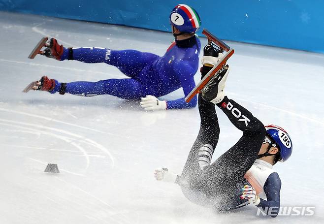 [베이징(중국)=뉴시스] 김병문 기자 = 7일 오후 중국 베이징 캐피털 실내경기장에서 열린 2022 베이징 동계올림픽 쇼트트랙 남자 1000m 준준결승 경기, 한국 박장혁이 넘어지고 있다. 2022.02.07.  dadazon@newsis.com