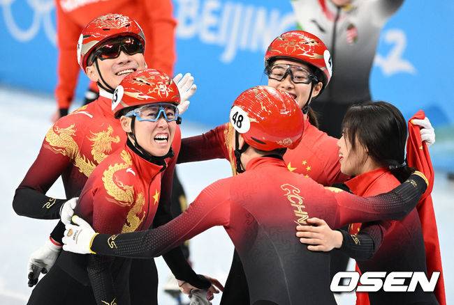 [OSEN=베이징(중국), 지형준 기자]중국 대표팀 선수들이 기뻐하고 있다. 2022.02.05 /jpnews@osen.co.kr