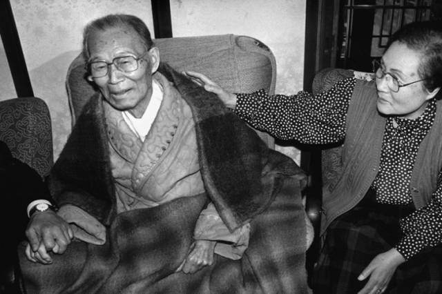 ▲윤보선 전 대통령과 공덕귀 여사. 이날로부터 4개월 후인 1990년 7월 18일에 세상을 떴다. .서울 안국동, 1990년 3월 9일 ⓒ김녕만