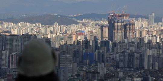 서울 남산에서 바라본 시내 아파트 단지의 모습. <연합뉴스>