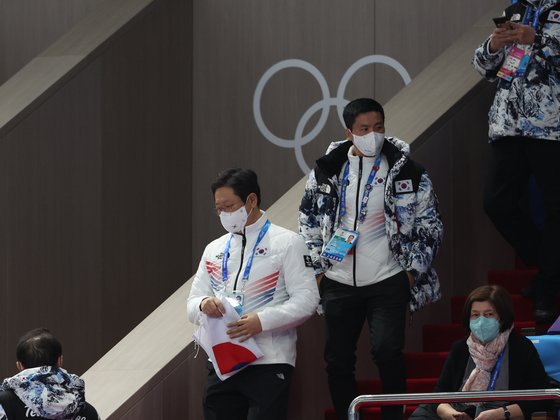 석연 찮은 판정으로 우리 선수들이 줄줄이 실격 당하는 장면을 지켜보던 황희 문체부 장관(흰 옷)이 굳은 표정으로 관중석을 빠져나가고 있다. [뉴스1]