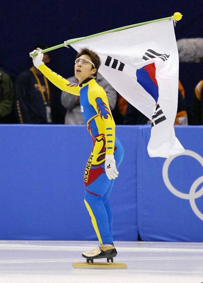 태극기를 들고 경기장을 돌며 환호하던 김동성이 전광판에 실격패를 알리는 내용이 뜨자 망연자실하게 바라보고 있다. [중앙포토]