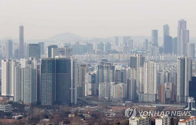 전국 아파트 중위값 5년 만에 41.7% 올라 (서울=연합뉴스) 이재희 기자 = 한국경제연구원이 한국부동산원의 데이터를 분석한 결과 전국 아파트 중위 매매가격은 2016년 2억6천만 원에서 2021년 3억7천만 원으로 41.7% 올랐다. 서울은 77.8%로 더 가파르게 상승했다. 근로자가 한 푼도 쓰지 않고 돈을 모아 집을 사는 데 걸리는 기간은 2016년 11.8년에서 지난해 21.0년으로 9.2년 증가했다. 사진은 7일 서울 남산에서 바라본 시내 아파트 단지의 모습. 2022.2.7 scape@yna.co.kr