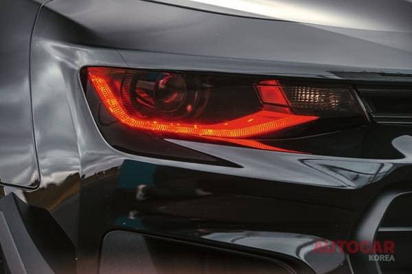 엔진은 보기만 해도 예술품이다. 카마로의 빨간 눈은 악마같은 모습이다