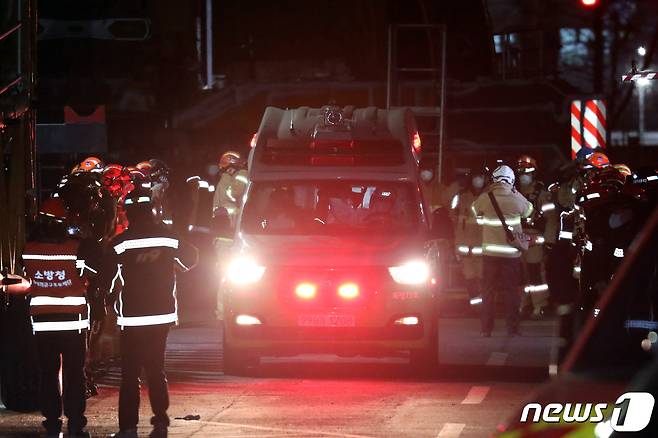 8일 오후 광주 서구 화정동 현대산업개발 아이파크 아파트 신축 공사 붕괴사고 현장에서 사고 피해자 6명 중 마지막으로 수습된 피해자를 향해 소방대원들이 거수경례하고 있다. 2022.2.8/뉴스1 © News1 황희규 기자