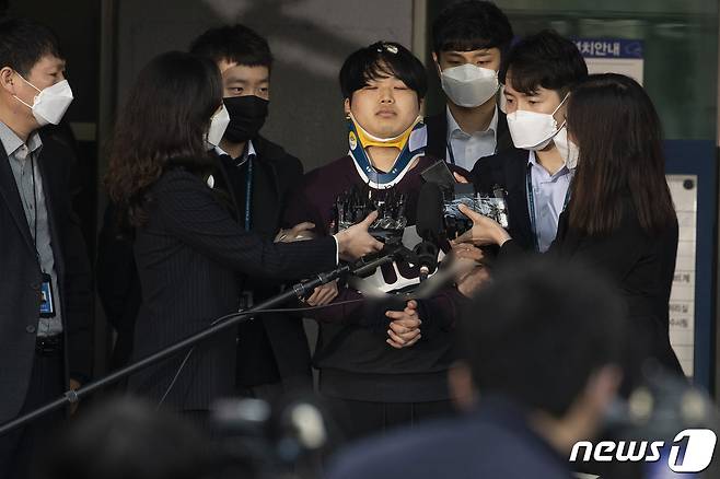 인터넷 메신저 텔레그램에서 미성년자를 포함한 여성들의 성 착취물을 제작 및 유포한 혐의를 받는 '박사방' 운영자 조주빈(25)이 2020년 3월25일 서울 종로구 종로경찰서 유치장에서 나와 검찰로 송치되고 있다. 2020.3.25/뉴스1 © News1 송원영 기자