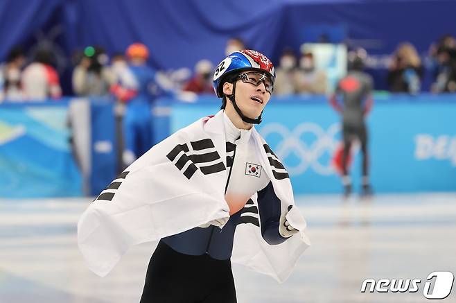 9일 오후 중국 베이징 수도실내체육관에서 열린 2022 베이징 동계올림픽 쇼트트랙 남자 1500m 결승 경기에서 황대헌이 1위로 금메달을 획득 후 태극기를 흔들며 환호하고 있다. 2022.2.9/뉴스1 © News1 안은나 기자