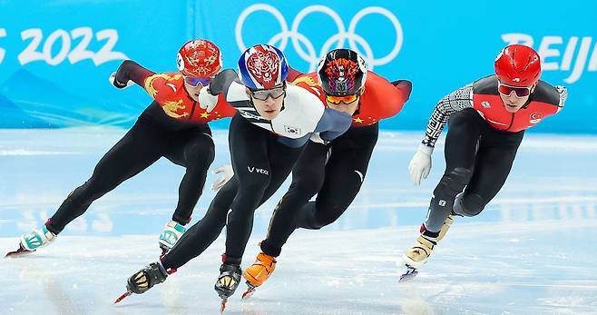 한국 쇼트트랙 대표팀 황대헌이 2022 베이징 동계 올림픽 개막 사흘째인 7일 오후 중국 베이징 베이징 캐피털 실내 경기장에서 열린 쇼트트랙 남자 1000m 준결승 1조 경기에서 중국 선수들을 인코스로 추월한 뒤 선두로 나서고 있다. 황대헌의 이 상황을 심판은 반칙으로 인정해 실격 처리했다. /연합뉴스