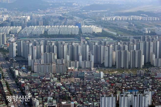 롯데타워에서 강남 방향 아파트 단지. 경향신문 자료사진