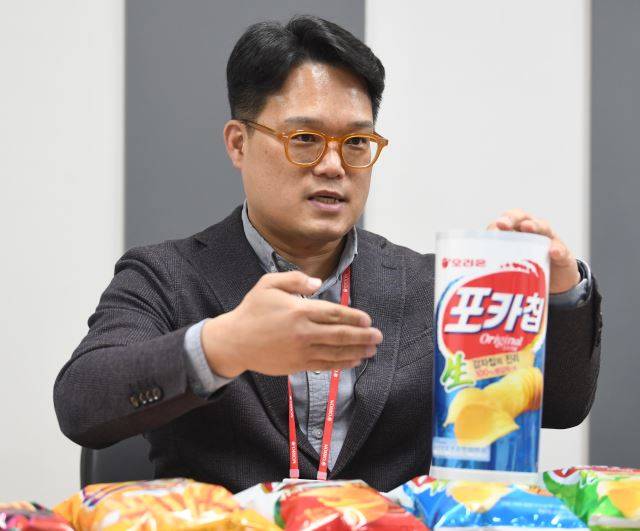 류근하 오리온 포장개발팀 부장이 지난달 12일 서울 용산구 오리온 본사에서 국민일보와 인터뷰에서 포카칩 봉지를 들고 '착한 포장'에 대해 설명하고 있다. 권현구 기자
