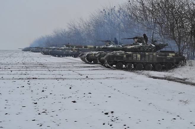 우크라이나 정부군이 8일(현지시간) 우크라이나 중부 드네프로페트로프스크 지역에서 전투 훈련을 하고 있다. [로이터]