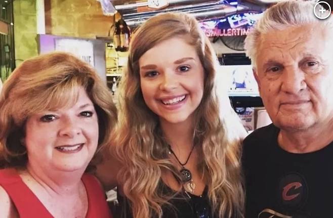 존 마이크(오른쪽)-제닌(왼쪽) 하비 부부와 30여년 전 체외수정으로 얻은 딸 제시카. [뉴욕포스트 캡처]