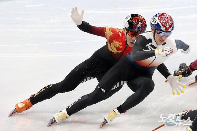 박장혁이 9일 중국 캐피털 인도어 스타디움에서 열린 2022 베이징동계올림픽 쇼트트랙 남자 1500m 준결승 3조 경기에서 중국 런쯔웨이를 추월하고 있다. 베이징(중국)=박종민 기자