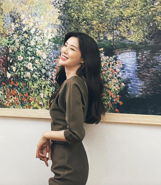 Actor Lee Sun-bin revealed his own charm through his photographs.Lee Sun-bin posted several photos on his personal instagram on the 9th, attracting the attention of his followers.The photos show the daily life of visiting the exhibition, and I can feel the innocence in the appearance of Lee Sun-bin, who wore a khaki dress and hung his long hair.Global fans cheered with comments such as I do not know who is a flower, It is so beautiful and It is beautiful.On the other hand, Lee Sun Bin will appear on TVN entertainment Sander City Women which will be broadcasted on the 11th.Lee Sun-bin SNS