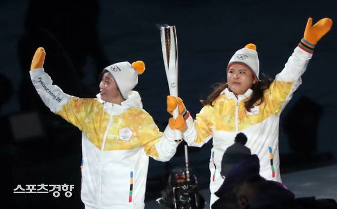 전이경이 2018년 평창올림픽 개막식에서 골퍼 박인비와 함게 성호를 옮기고 있다. 경향신문 DB