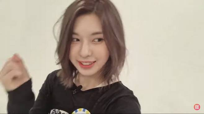 걸그룹 NMIXX 배이. 주간아 기습 라이브 유튜브 캡처